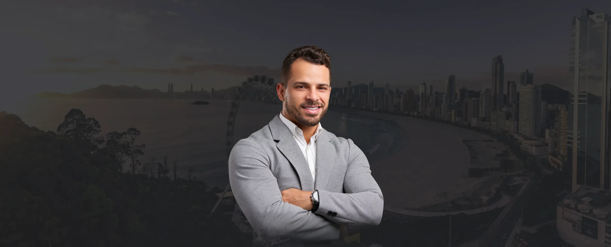 A faixa do herói do site público, com o corretor e o skyline à noite